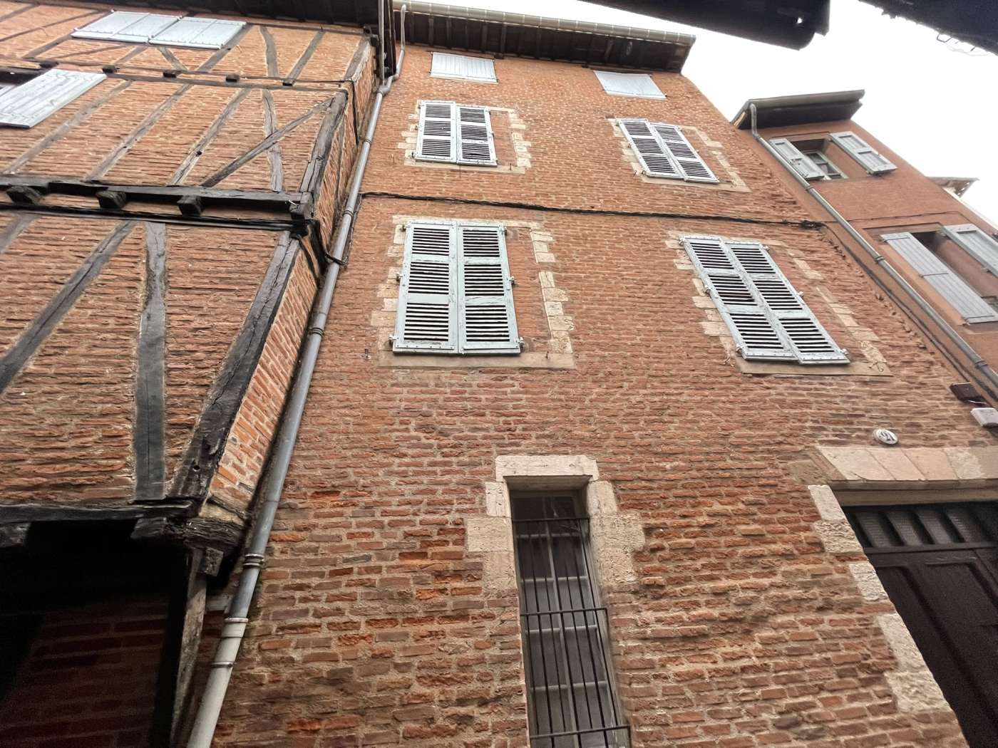 Façade ancienne analysée pour un projet d'investissement